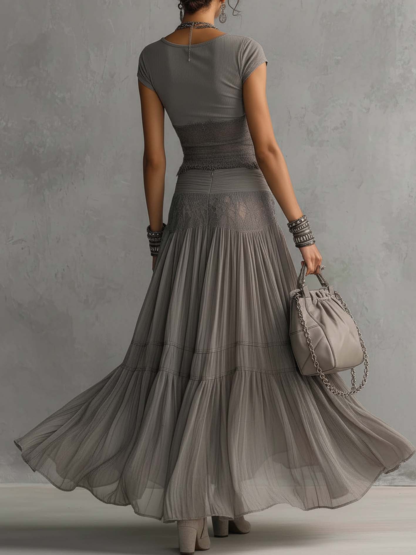 Top Gris en Dentelle Transparente avec Panneaux et Ensemble Jupe Maxi Plissée