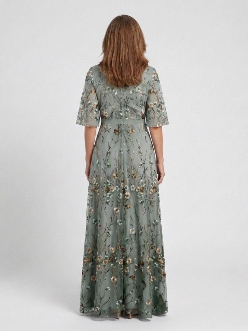 Melodi – Longue robe fleurie à col en V