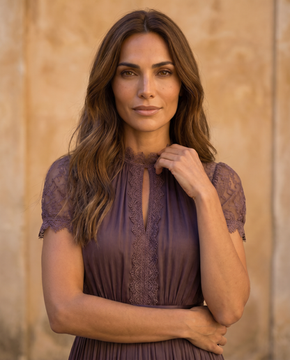Flavia | Robe Longue Violette avec Décolleté Goutte et Bord en Dentelle de Mousseline