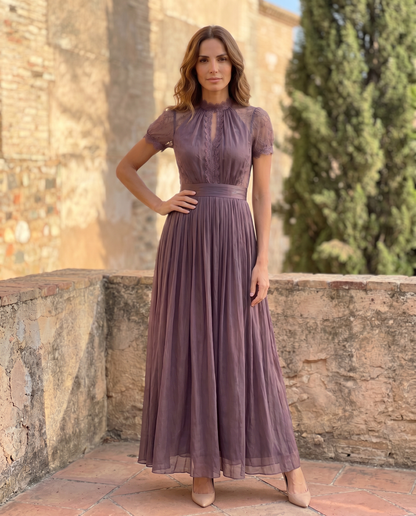 Flavia | Robe Longue Violette avec Décolleté Goutte et Bord en Dentelle de Mousseline